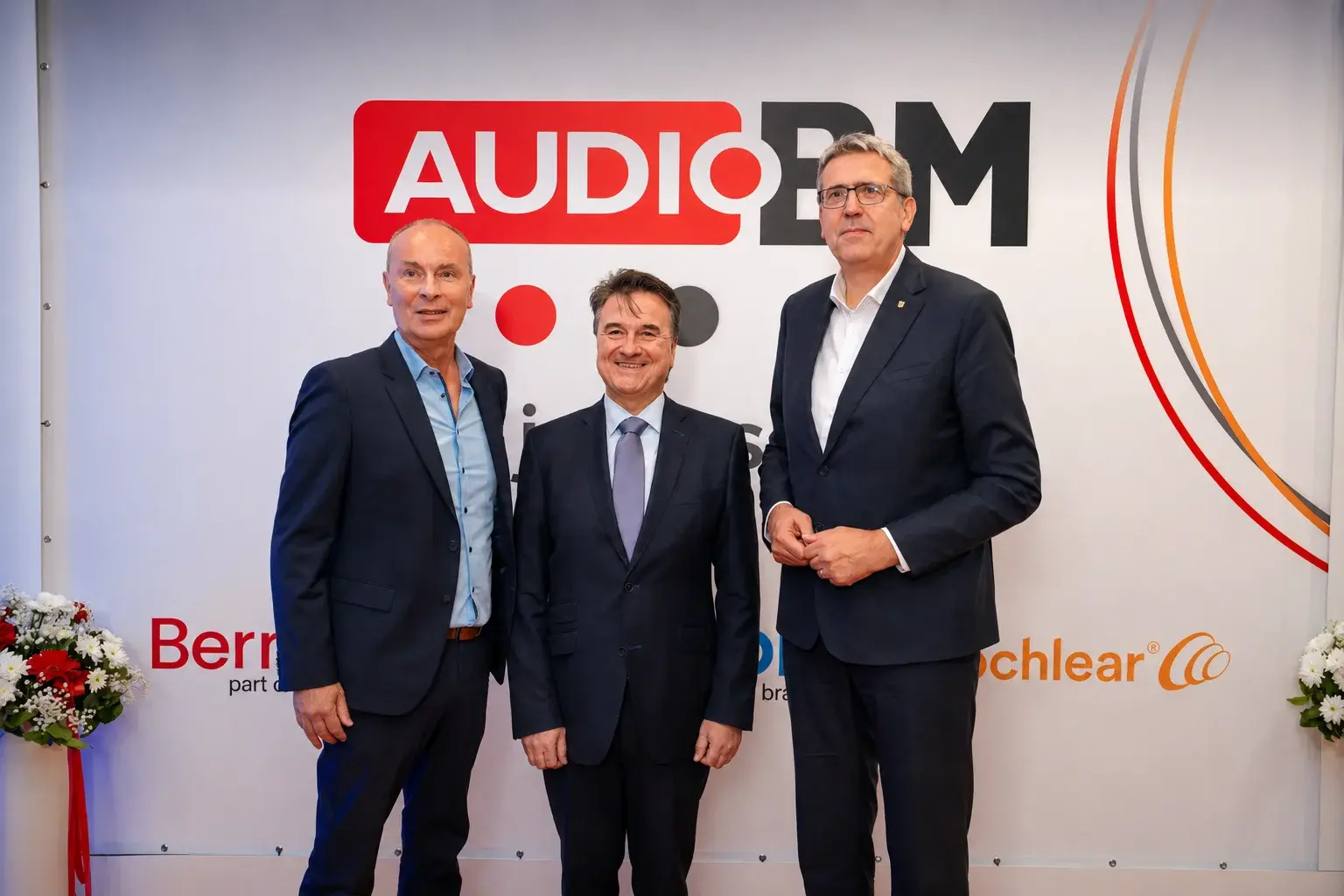 Predstavnici Audio BM ispred zida brendova Bernafon, Unitron i Cochlear